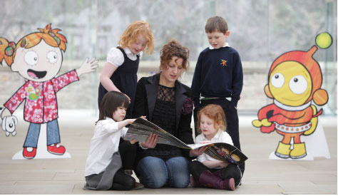 Singer Kathleen MacInnes introduces Gaelic Ziggy to children from Tollcross Primary School's Gaelic Medium Unit