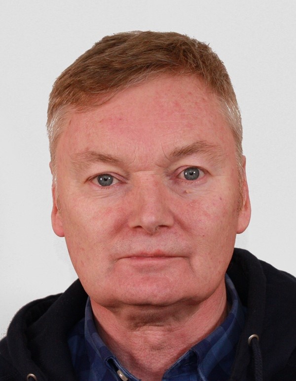 Portrait photo of MACS member Simon Watkins.
