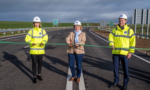 Transport Minister Jenny Gilruth, site staff and community member cutting the ribbon to open the new A77 Maybole Bypass